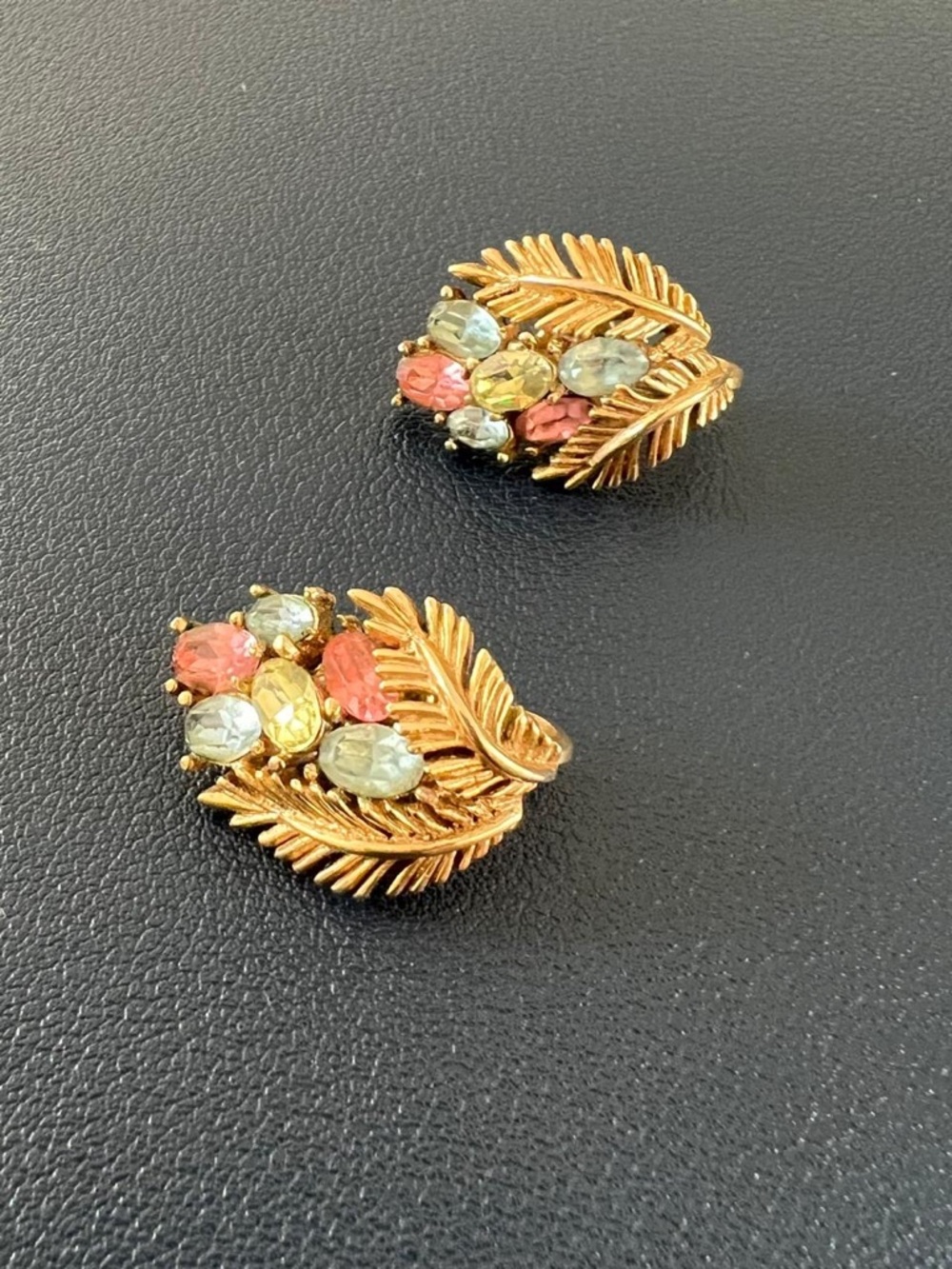 SCARCE 1950'S CROWN TRIFARI GOLD TONE Fruit Salad Clip on earrings - Picture 3 of 6